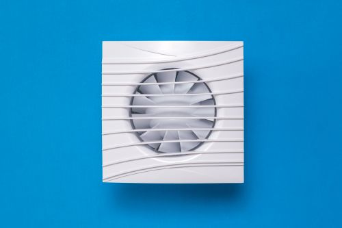 Skuteczne chłodzenie pomieszczeń: Jak działają specjalne systemy przepływu powietrza?